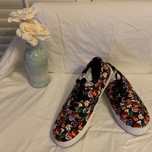 Disney! Alice in Wonderland Tennis Shoes